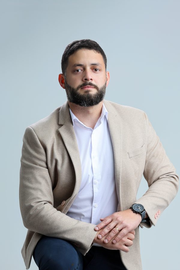 Élcio Souza, especialista em Google Ads e Google Analytics certificado, em retrato profissional