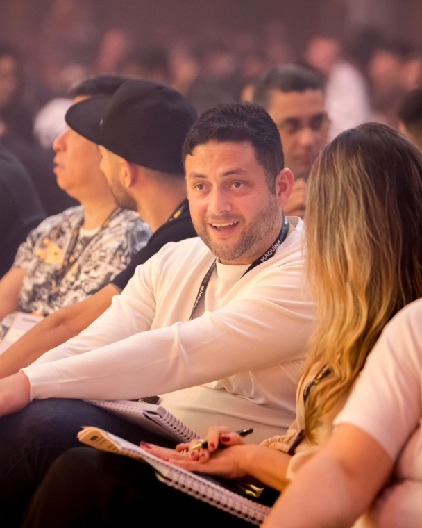 Élcio Souza em evento com referências do mercado de tráfego