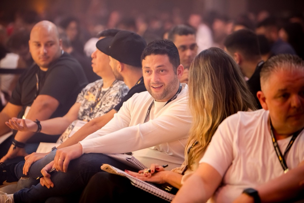 Élcio Souza na plateia de um grande evento de tráfego pago