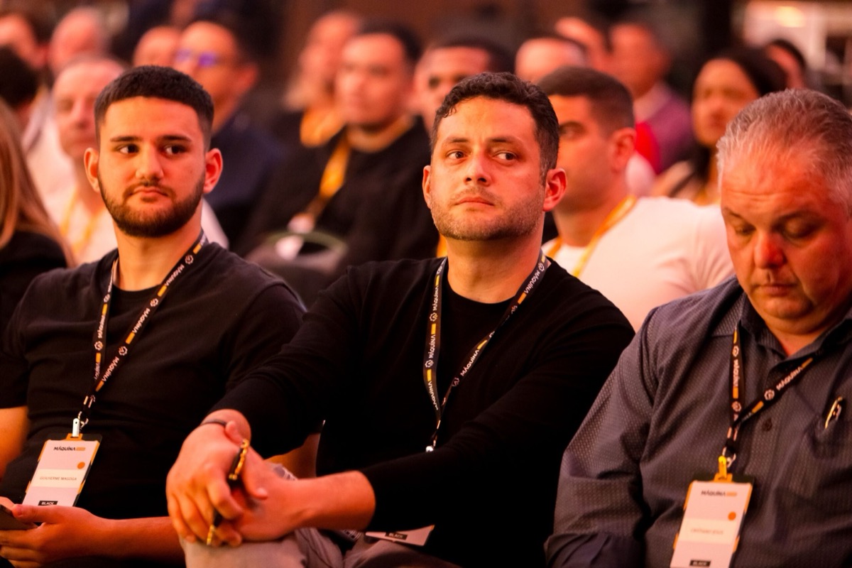 Élcio Souza em networking com profissionais de tráfego
